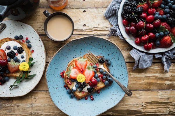 Toast met vers fruit en granola