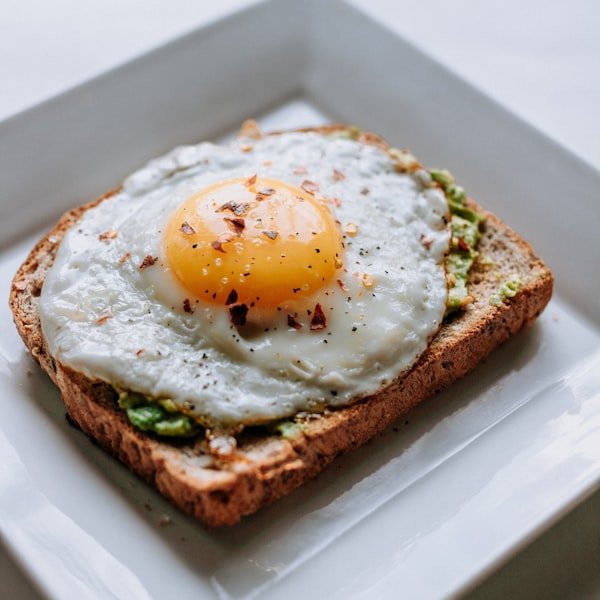 Avocado toast met gepocheerd ei