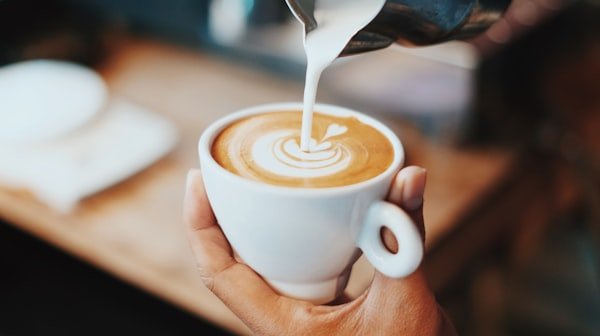 Latte art wordt geschonken